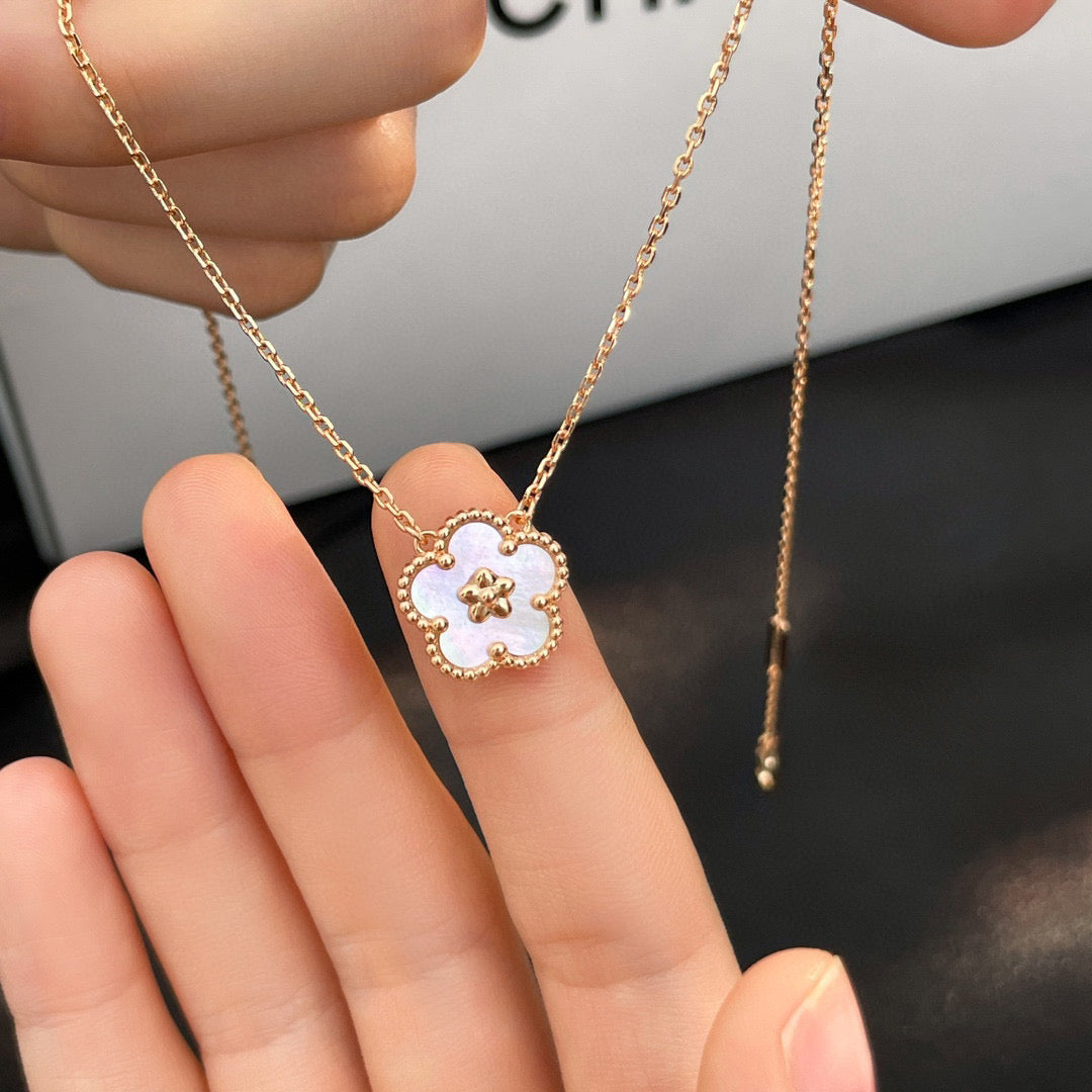 [Opulent Aurora]LUCKY  WHITE MOP  PLUM BLOSSOM NECKLACE