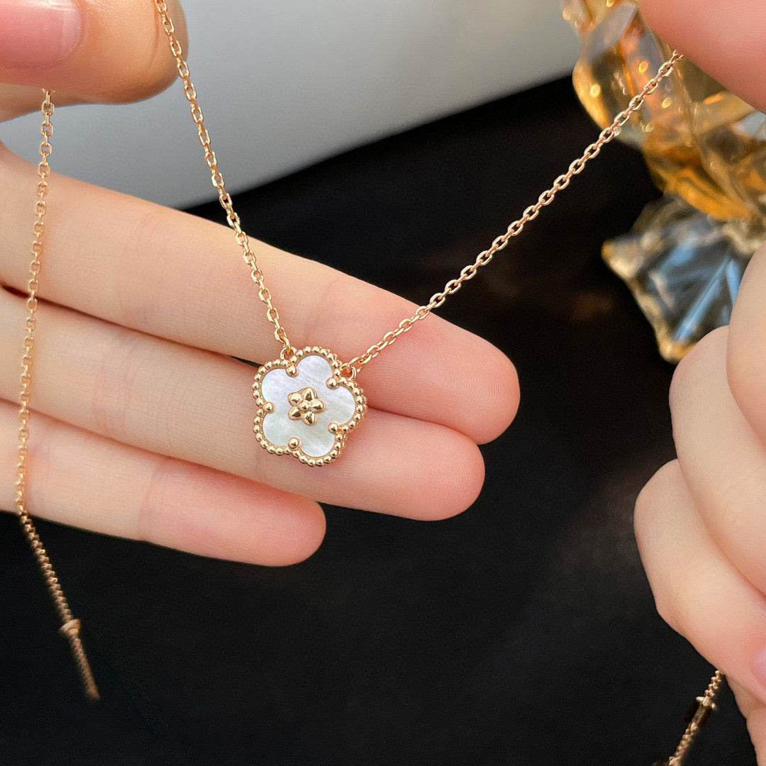 [Opulent Aurora]LUCKY  WHITE MOP  PLUM BLOSSOM NECKLACE