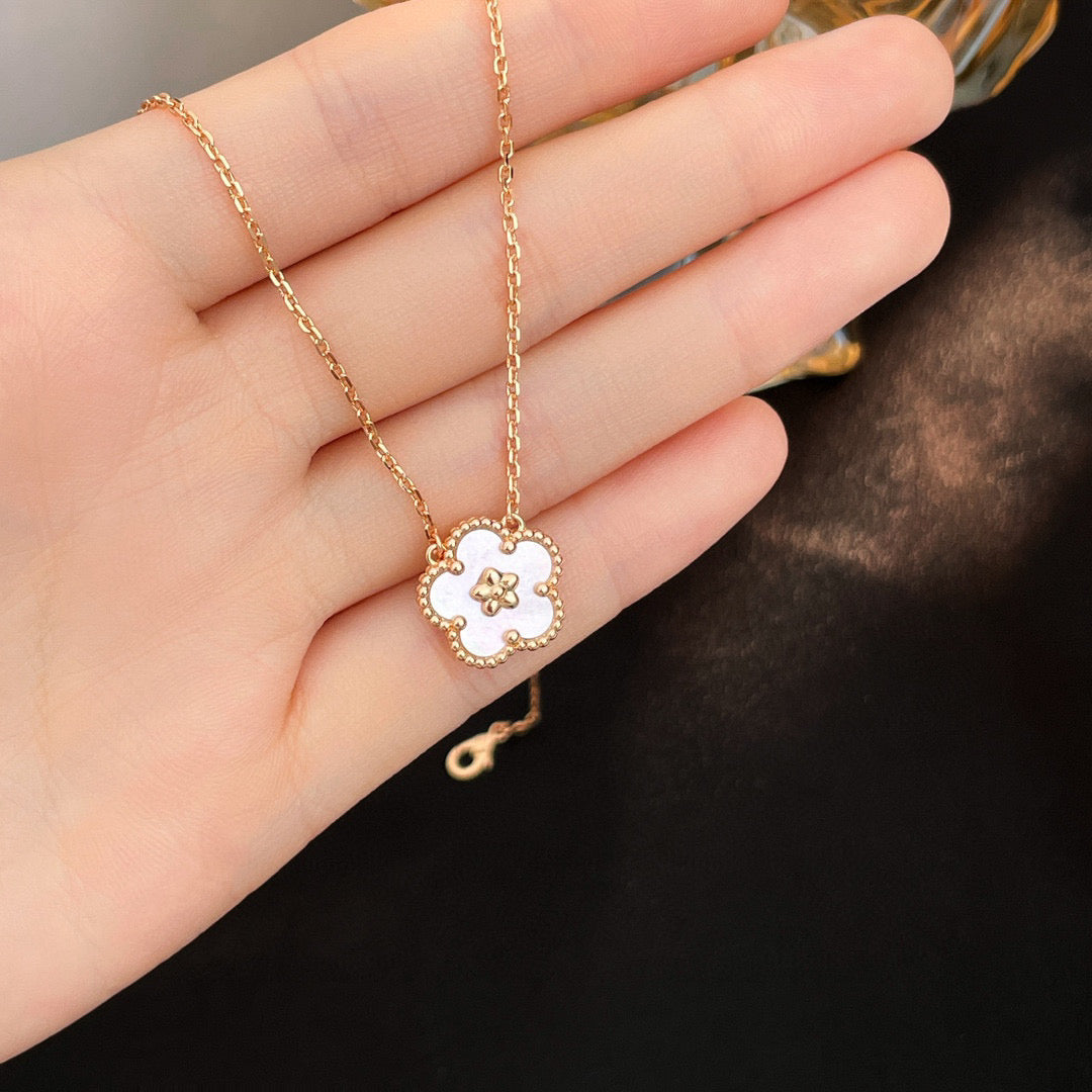 [Opulent Aurora]LUCKY  WHITE MOP  PLUM BLOSSOM NECKLACE