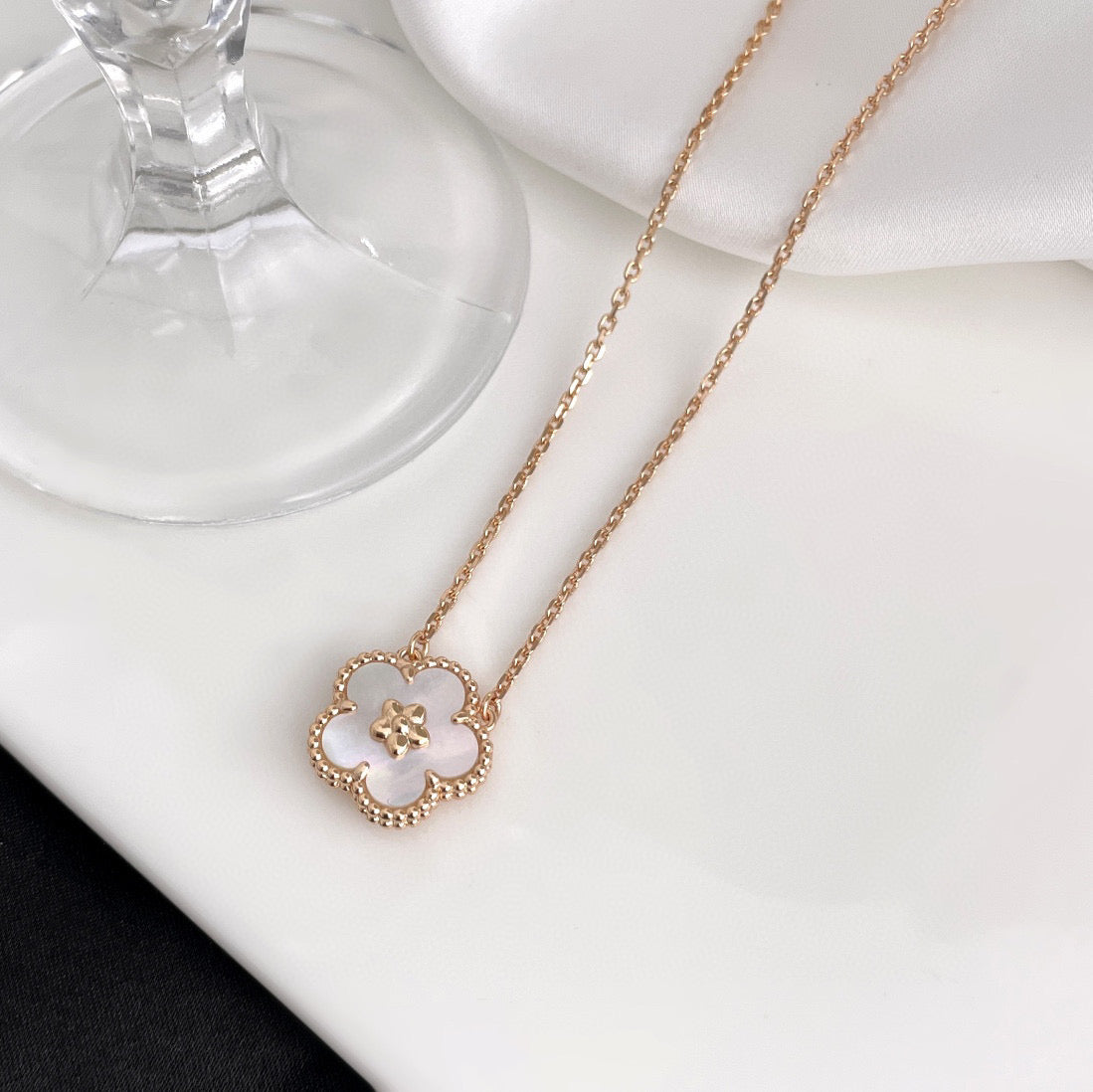 [Opulent Aurora]LUCKY  WHITE MOP  PLUM BLOSSOM NECKLACE