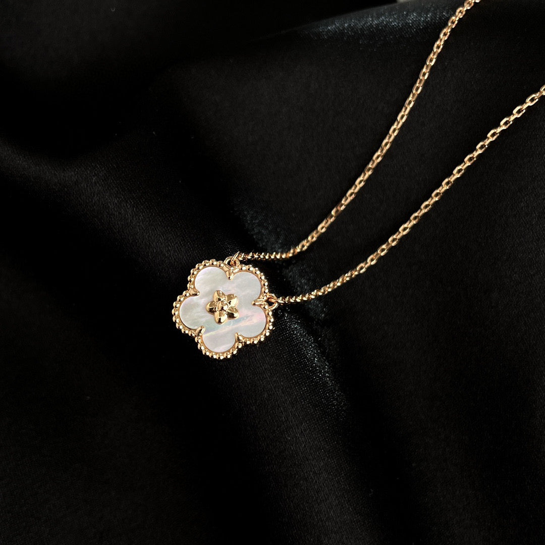 [Opulent Aurora]LUCKY  WHITE MOP  PLUM BLOSSOM NECKLACE