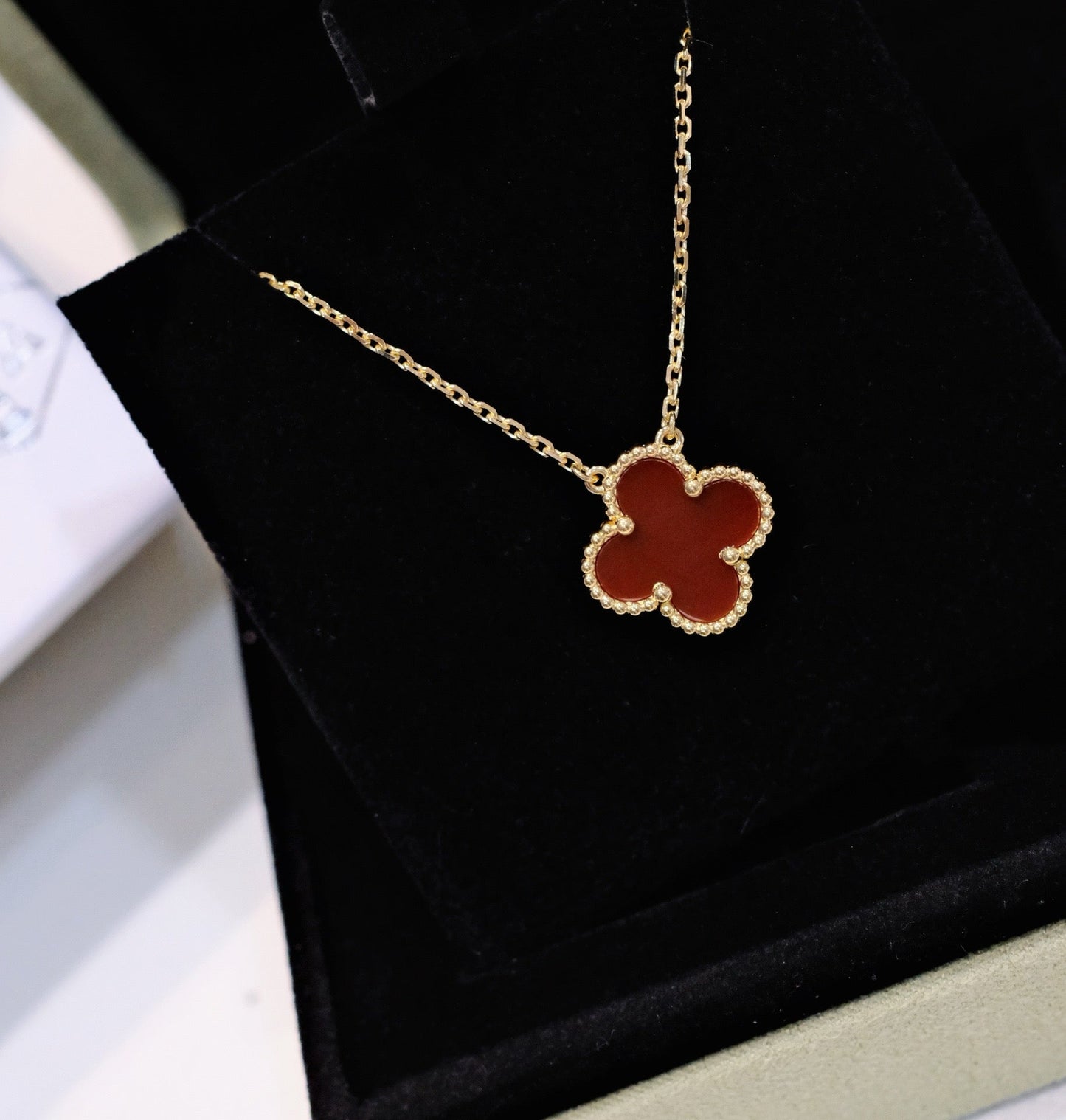 [Opulent Aurora]CLOVER 15MM CARNELIAN SINGLE FLOWER NECKLACE