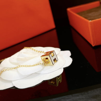 [Opulent Aurora]H WHITE SQUARE GOLD NECKLACE