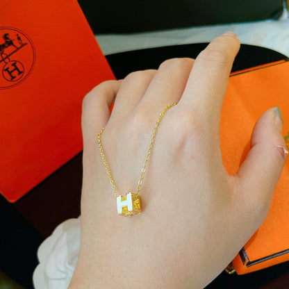 [Opulent Aurora]H WHITE SQUARE GOLD NECKLACE