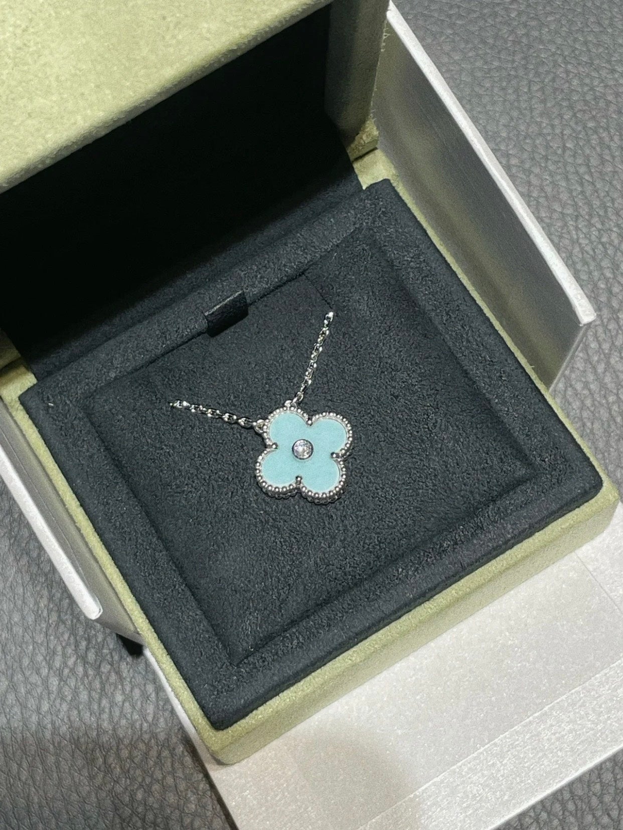 [Opulent Aurora]CLOVER 1 DIAMOND LIGHT BLUE SILVER NECKLACE