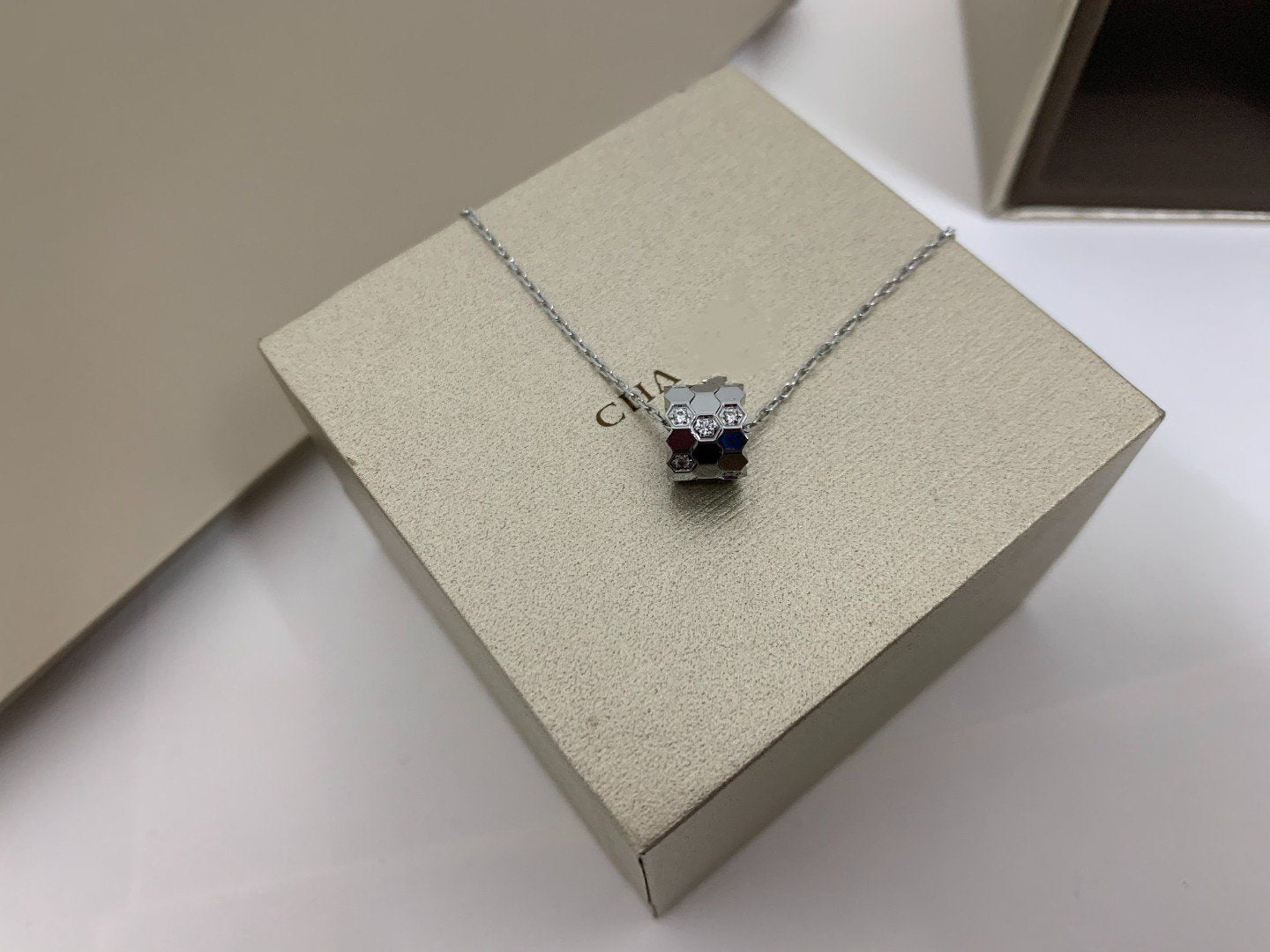 [Opulent Aurora]BEE LOVE DIAMOND NECKLACE