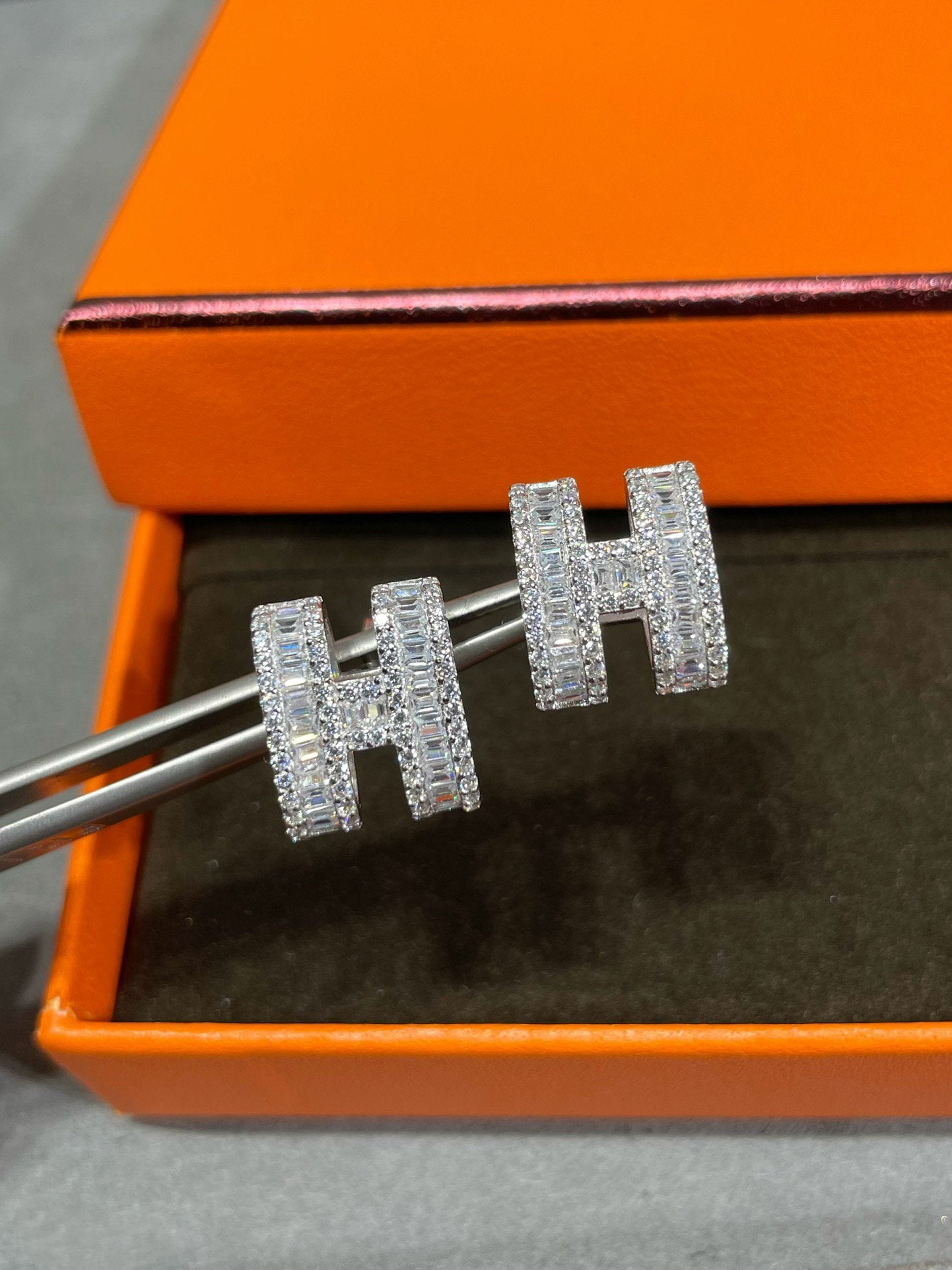 [Opulent Aurora]H STUD EARRINGS WITH SILVER DIAMONDS