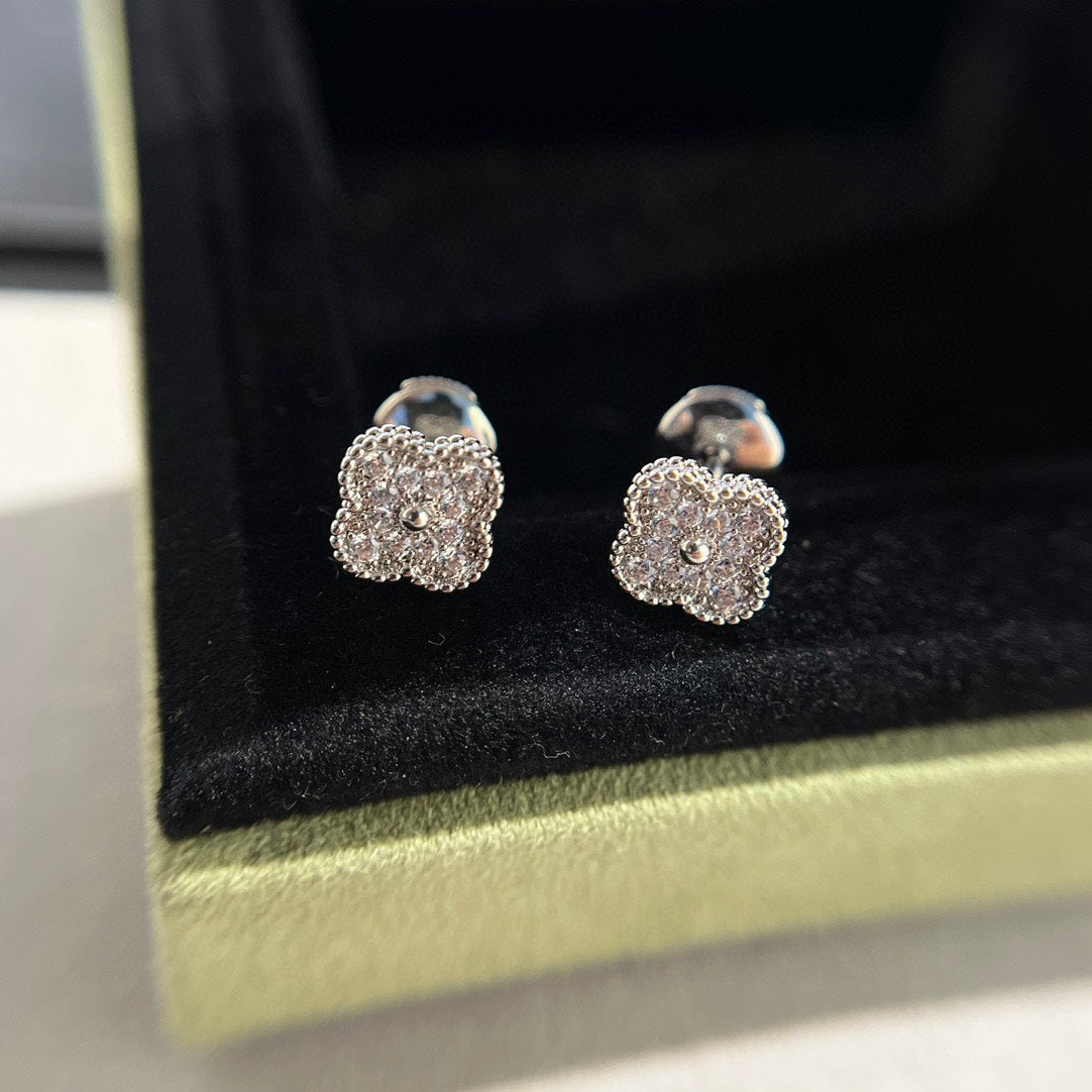 [Opulent Aurora]CLOVER MINI DIAMOND STUD EARRINGS