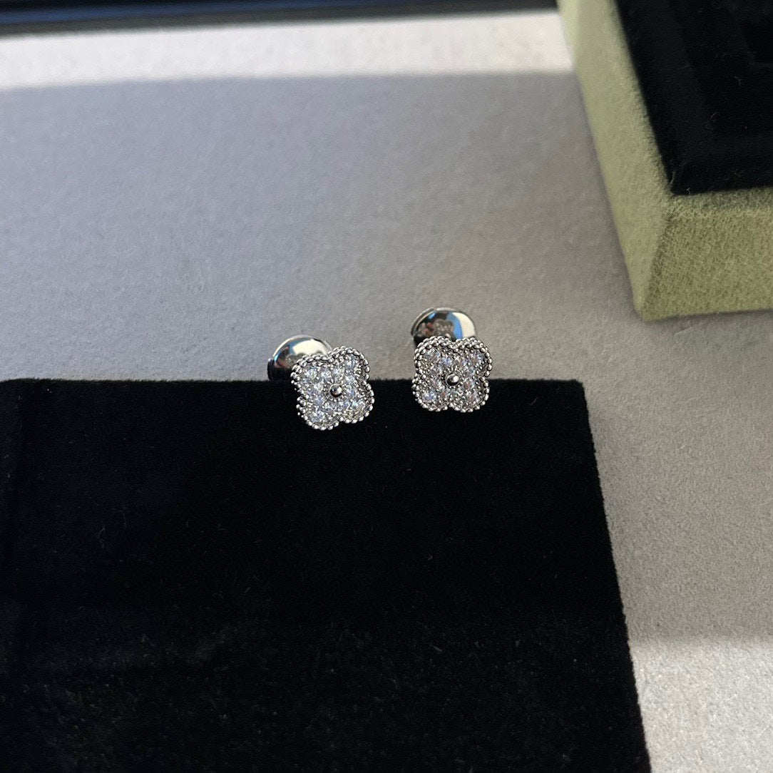 [Opulent Aurora]CLOVER MINI DIAMOND STUD EARRINGS