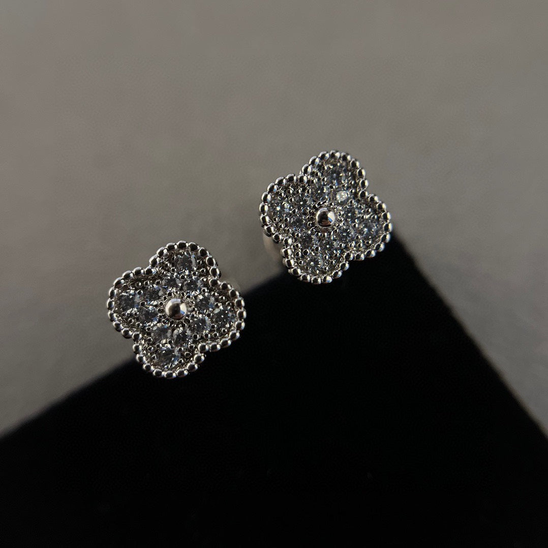 [Opulent Aurora]CLOVER MINI DIAMOND STUD EARRINGS