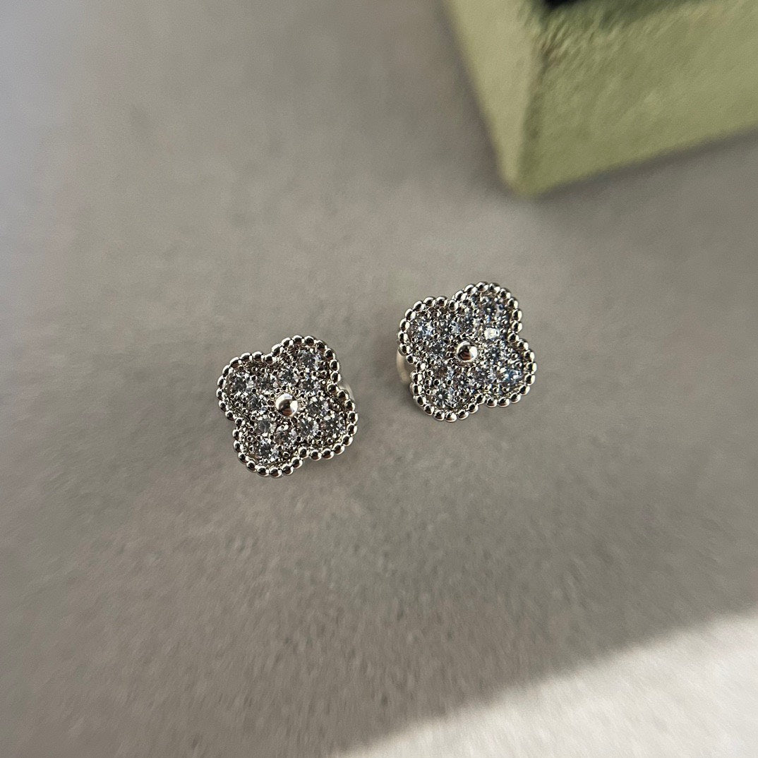 [Opulent Aurora]CLOVER MINI DIAMOND STUD EARRINGS